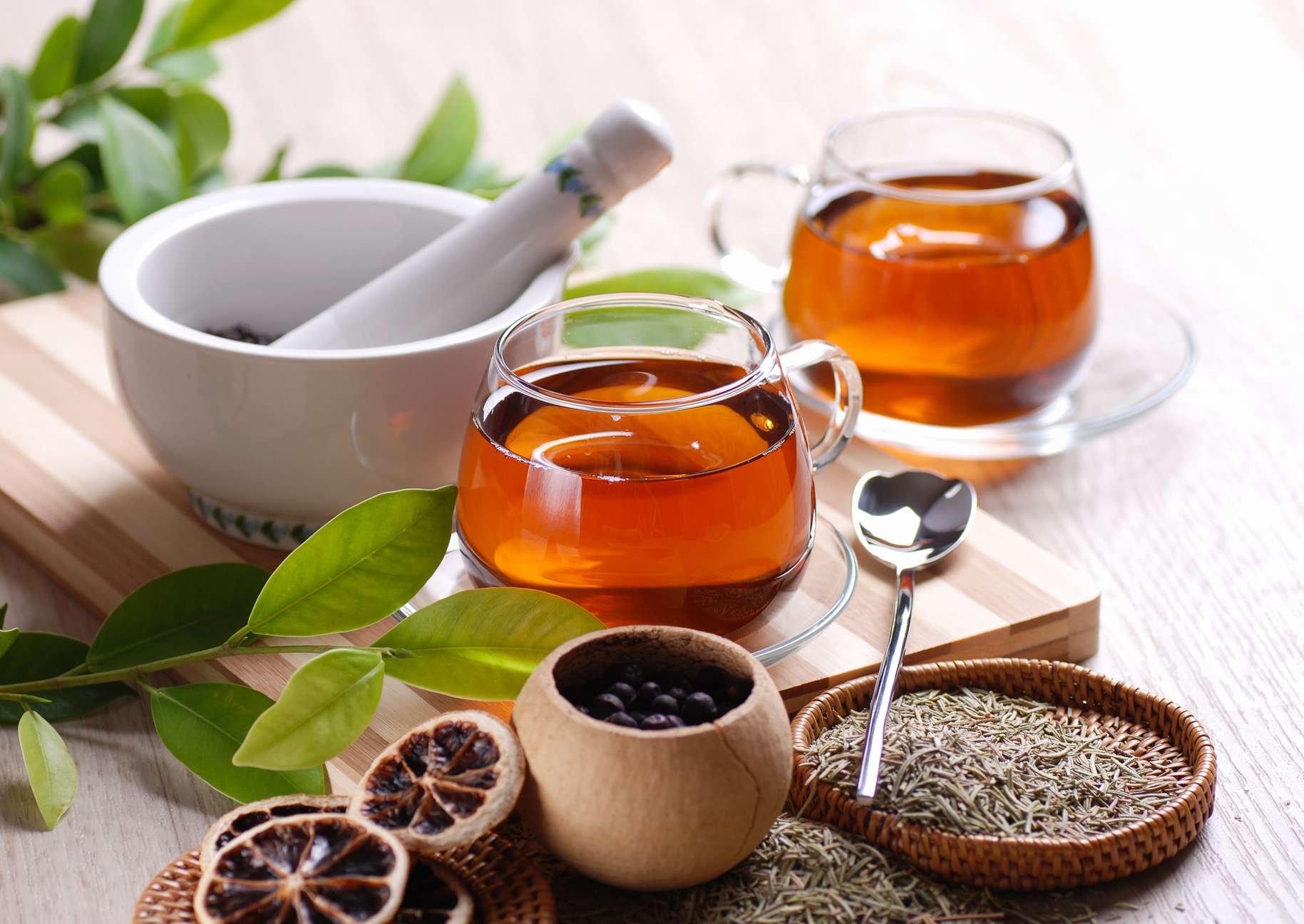 Чай с добавлением лаврушки обладает лечебными свойствами и укрепляет организм