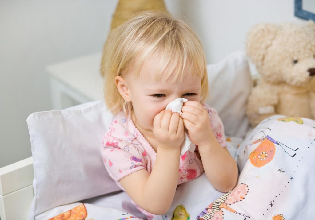 симптомы и лечение насморка у детей