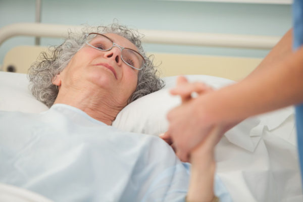 Сколько стоит сиделка для пожилого человека стоимость услуг в больнице и на дому