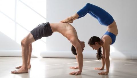 Асаны йоги для растяжки спины могут выполняться в паре