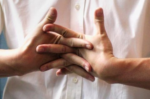 Безобидные на первый взгляд «пощелкивания пальцами» могут привести к повреждению связочного аппарата чувствительных сочленений.