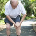 Боль при движении часто сопровождает пациентов с патологическими разрастаниями костных тканей суставов.