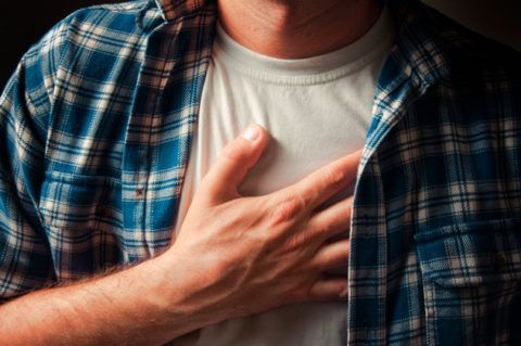 Боль в груди может навести человека на мысли о проблемах с сердцем