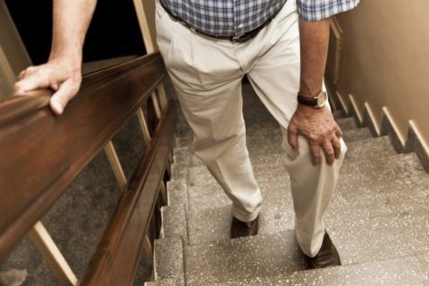 Боль в повреждённых meniscus мешает нагрузить ногу во время ходьбы по лестнице
