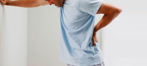 Боль в спине может быть вызвана ущемлением нервных корешков
