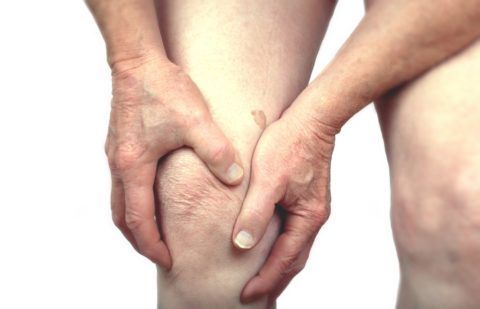 Артропатия и боли в колене могут быть следствием перенесенного ранее воспалительного заболевания.