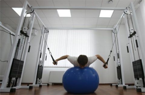 Больному назначаются упражнения, укрепляющие мышцы спины и живота