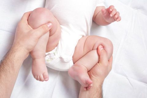 Чаще всего патология у младенцев диагностируется при осмотре нижних конечностей и таза. Характерный звук возникает при ножек и разведении их в стороны.