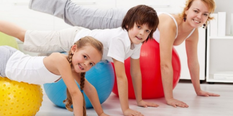 Делать вместе детскую лечебную гимнастику при сколиозе весло и полезно всем членам семьи