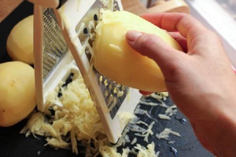 Для лечебного компресса одну сырую картофелину следует натереть на крупной терке.