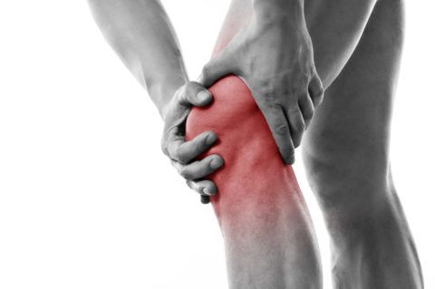 Для поздних стадий артрита характерны сильная боль, отек и покраснение коленного сустава