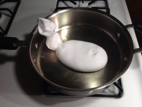 Для суставных прогреваний можно нагреть соль прямо в мешочке.
