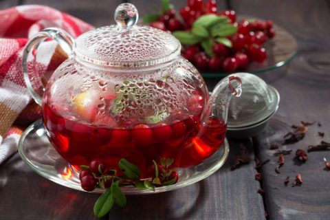 Для улучшения вкуса напитка в чай можно добавить не только листья, но и ягоды брусники.