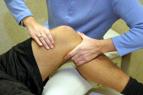 Если болят коленные суставы — чем лечить посоветует врач после проведенного обследования