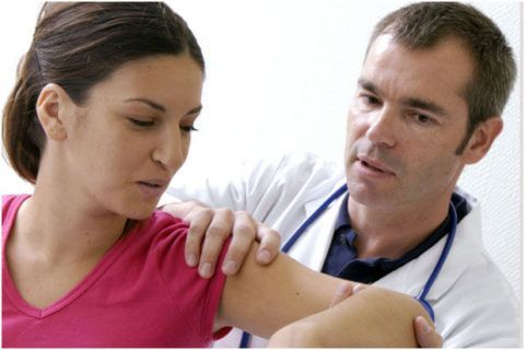 Если плечевой сустав хрустит и сильно болит, нужно обратиться за медицинской помощью