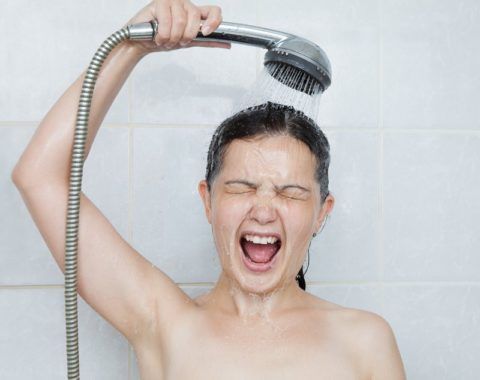 Гигиенический душ может стать опасным для здоровья суставов