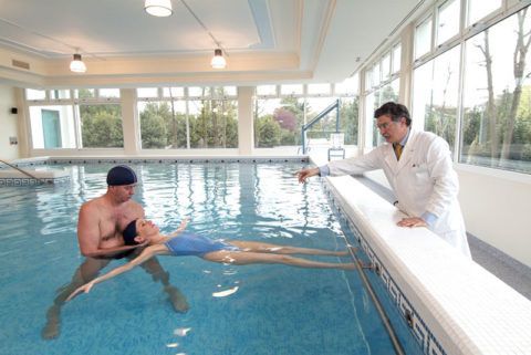 Какие упражнения в воде будут полезны, если болят суставы