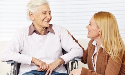 Как оформить уход за пожилым человеком старше 80 лет и инвалидами 1 и 2 групп, входит ли это в трудовой стаж?