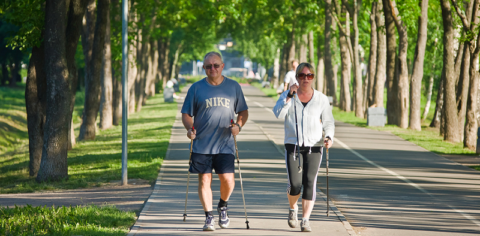 Из аэробных нагрузок, оптимальный вариант при остеопорозе – это скандинавская ходьба