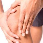 К поражению тканей суставов могут привести частые травмы и повышенные физические нагрузки у профессиональных спортсменов.
