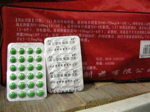 Китайские зеленые таблетки помогут снять боль и отеки сочленений.