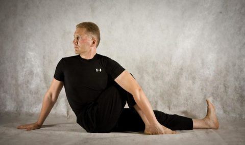 Классическая асана йоги для начинающих – скрутка Маричиасана