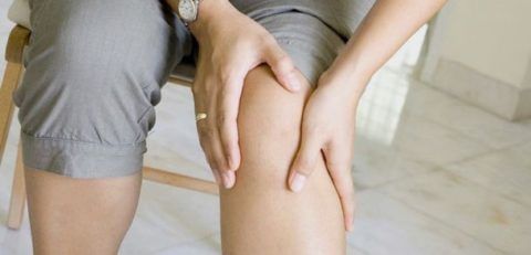 Коксартроз коленных суставов  на начальном этапе проявляет себя периодическими болями в ногах.