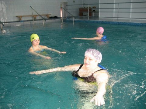 Комплекс  упражнений при заболеваниях суставов таза можно выполнять и в бассейне. В этом случае нагрузка будет более щадящая.