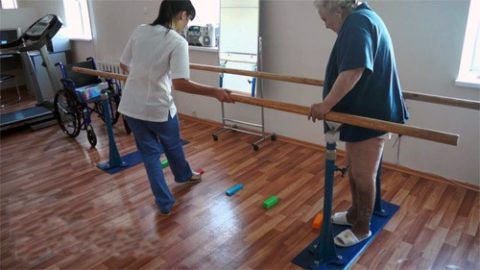 Комплекс упражнений выполняют для двух ног под чутким руководством специалиста.