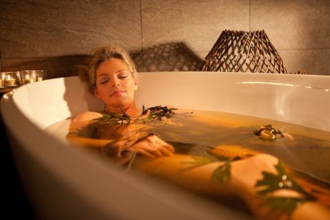 Лечебная теплая ванна поможет не только уменьшить боль, но и расслабиться перед сном.