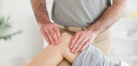Массаж при контрактуре колена входит в комплексное лечение.