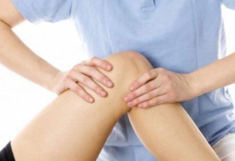 Массаж при заболеваниях коленей является вспомогательным методом терапии.