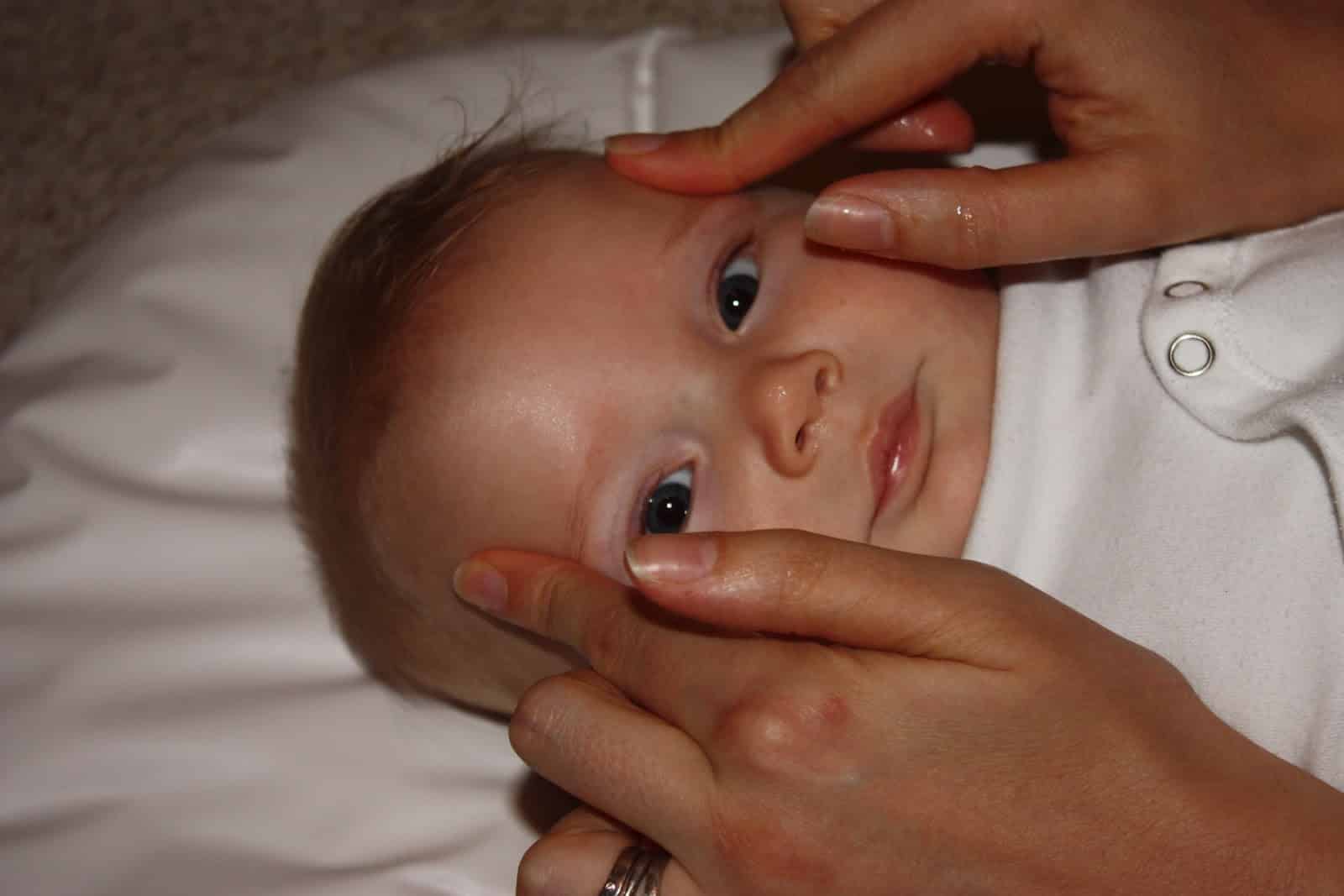 Можно ли делать акупунктурный массаж ребенку при насморке?