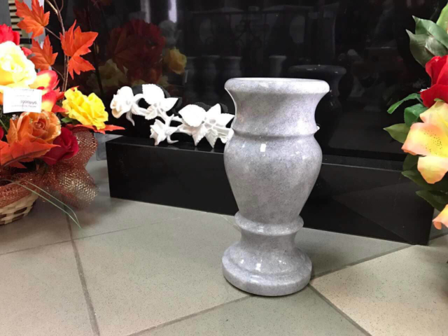 Нужны ли вазы на кладбище и какими они бывают?