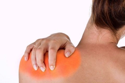 Наиболее часто на наличие суставных недугов указывают боль, припухлость и покраснение в области плеча.