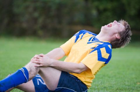 Одной из причин развития коксартроза коленей у спортсменов являются профессиональные травмы.