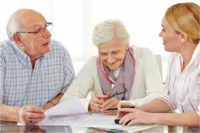 Как устроить пожилого человека в дом престарелых, в том числе за пенсию? Оформление бумаг и другие особенности вопроса