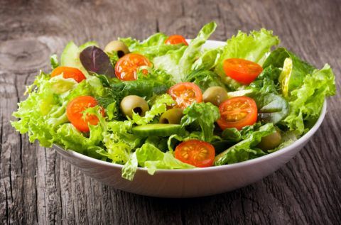 Овощной салат – идеальное блюдо для снижения веса, насыщенное к тому же, витаминами.
