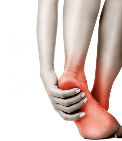 Первый симптом развития патологического процесса в суставной ткани стопы – боль.