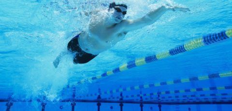 Плаванье – отлично подходит, как щадящая нагрузка после операций на колене.