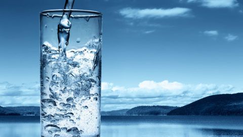 Правильный питьевой режим поможет предотвратить накопление солевых отложений в суставах.