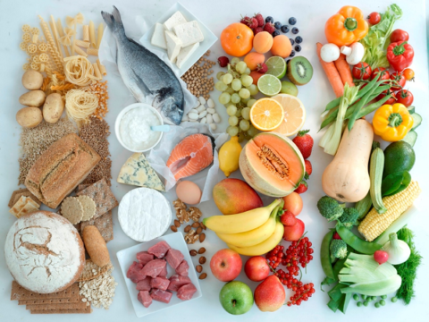 При болезнях костей диета должна помогать компенсировать дефицит витаминов и минералов