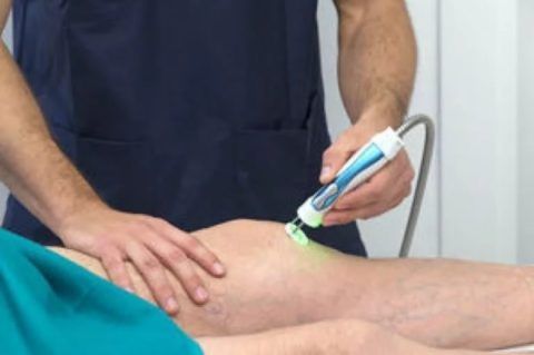 При болях в коленях врач назначает физиотерапевтические процедуры
