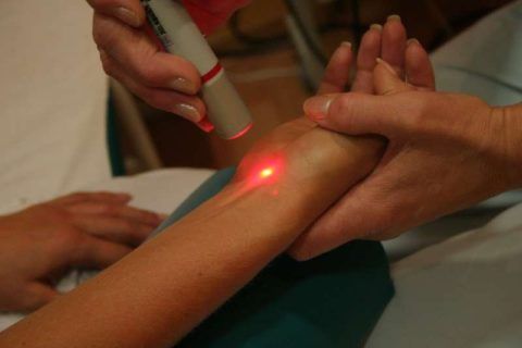 При дистанционном лечении лазером прибор держат над поверхностью кожи на расстоянии нескольких сантиметров.