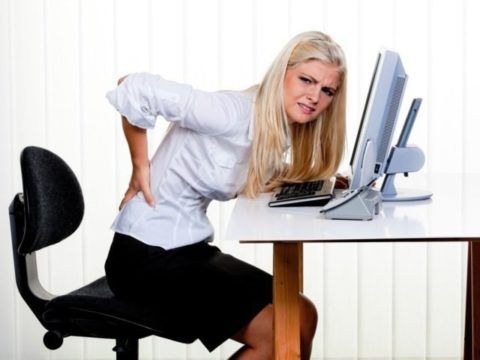 При длительном вынужденном положении, например, при работе за компьютером могут хрустеть спина, колени, запястье.