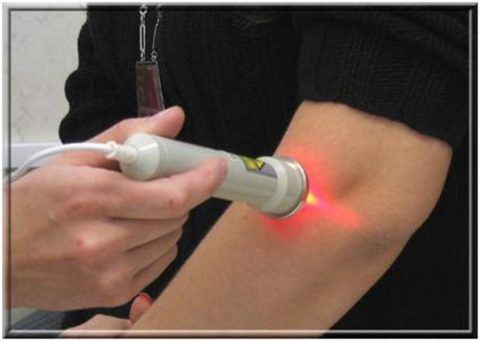 При контактной лазеротерапии врач скользит прибором по поверхности кожи.