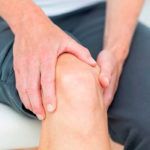 При образовании костных наростов в колене, движения в суставном соединении могут быть сильно ограничены.