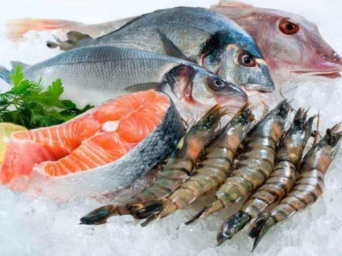 При заболевании суставов хорошо включать в свой рацион рыбу и морепродукты.