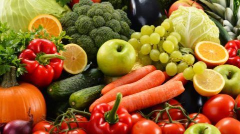 При заболеваниях коленей стоит обогатить свой рацион за счет свежих и приготовленных на пару овощей и фруктов.