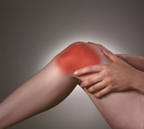 Причинами острого артрита коленей чаще всего служат имеющиеся инфекционные или аутоимунные заболевания.